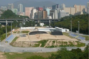 位於前醉酒灣堆填區的「香港賽馬會國際小輪車場」